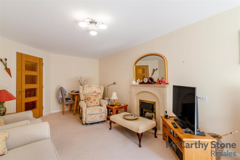 8643282-interior02.jpg