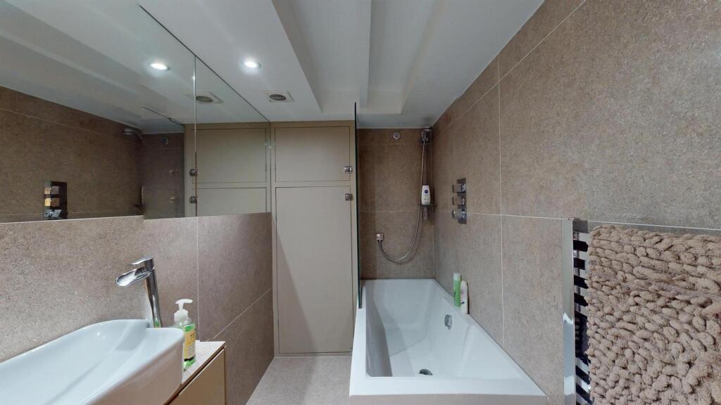 5, 69ECSfamilybathroom2.jpg