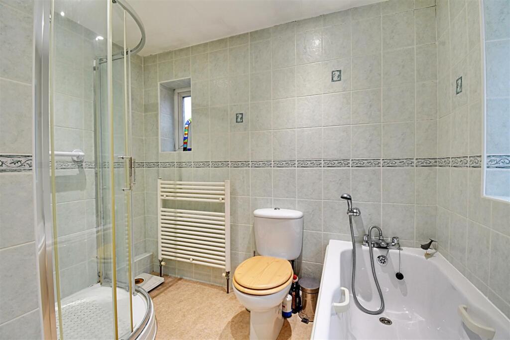 Bathroom 2.jpg