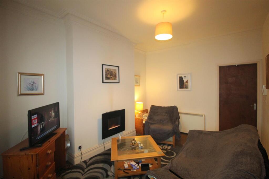 Open plan kitchen / lounge