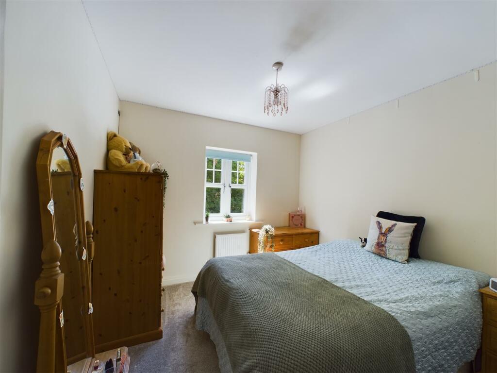 BEDROOM 4