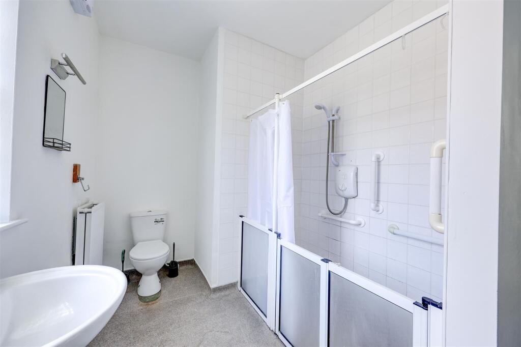 Bathroom 2.jpg