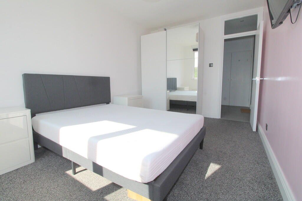 Cornerside bedroo...