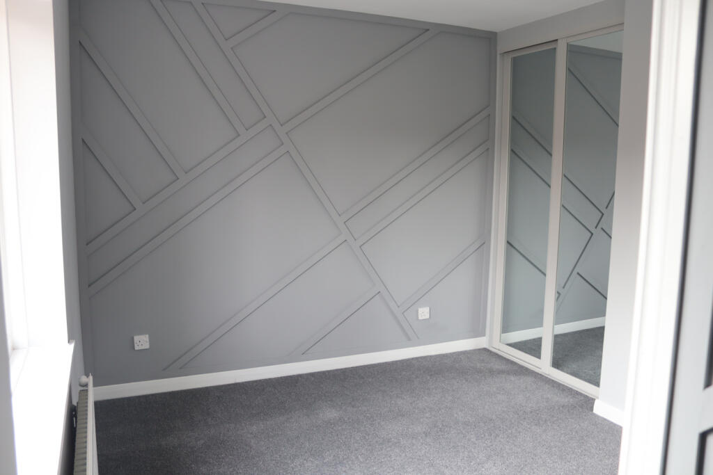 Mater bedroom featured walls/Fitted mirroe wardro