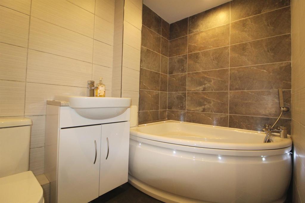 Bathroom NEW.jpg