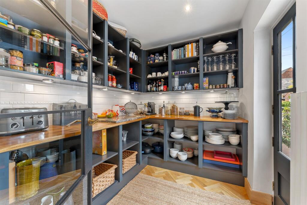 Walk in Pantry
