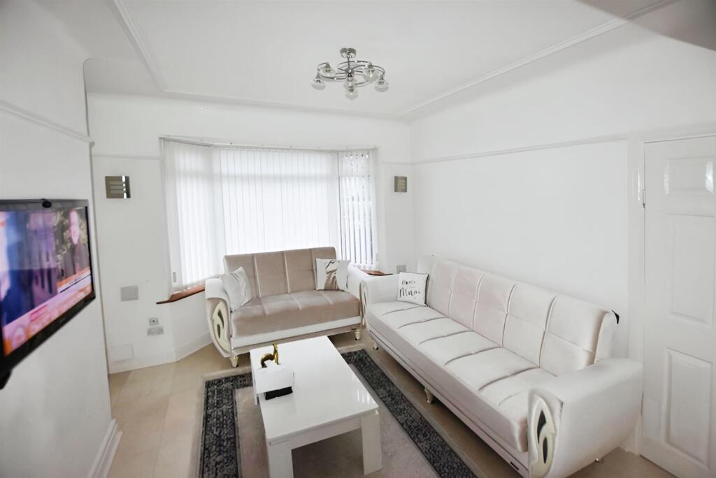 30802a10-379 20front 20room 20- 201K 20JPEG.jpg