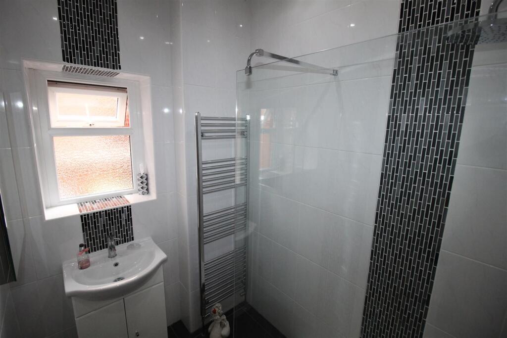 St Thomas Road, 14 Shower Room.JPG