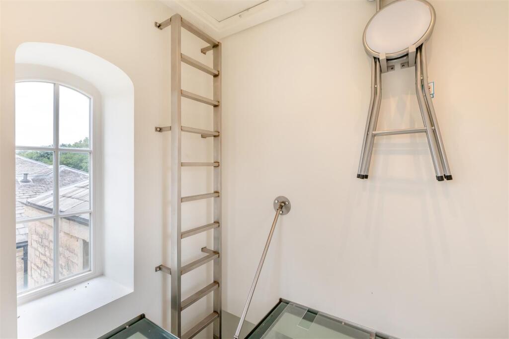 8654181-interior45.jpg