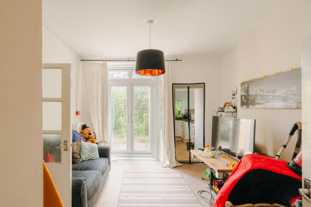 Garden Flat - Lounge