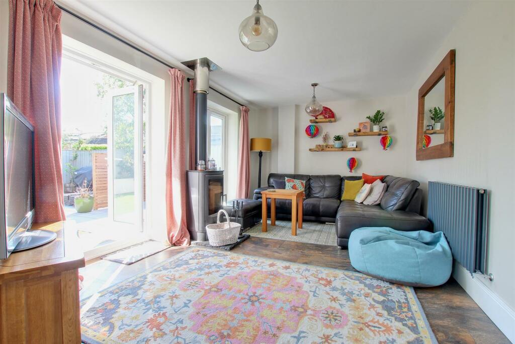 COMBINED KITCHEN AND DAYROOM