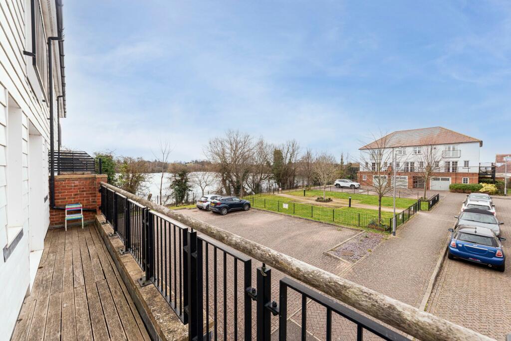 Balcony to front (1)