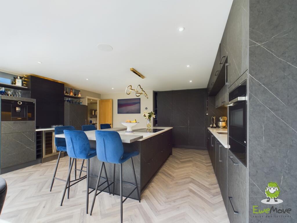 CAM03778G0-PR0171-STILL032