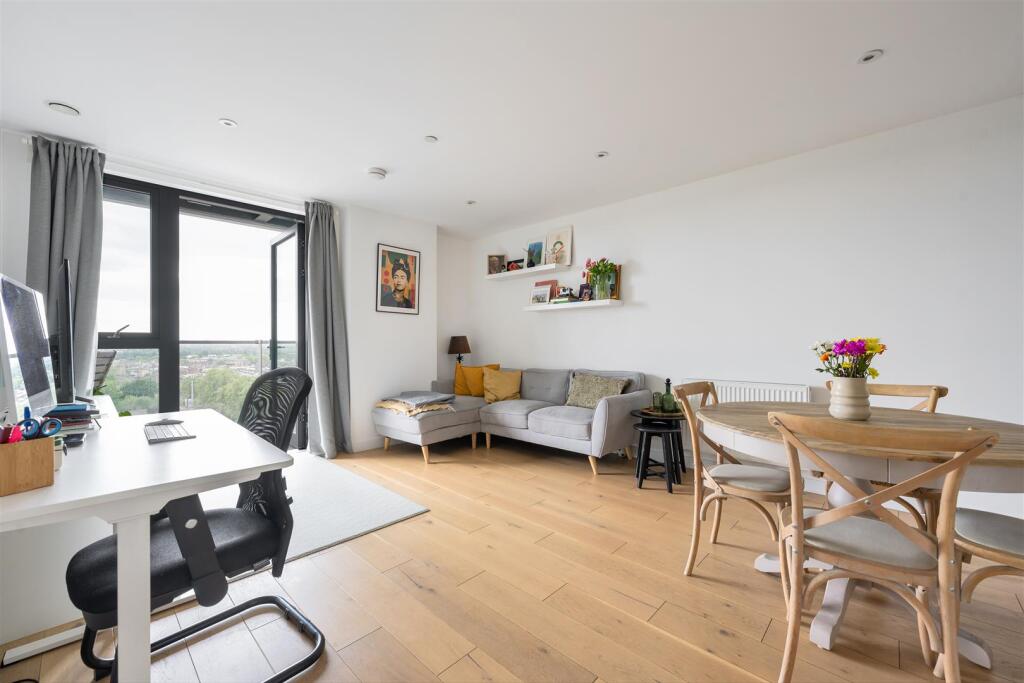 Station Approach, E17