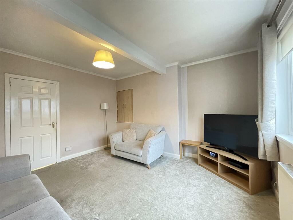 Lounge 1.JPEG