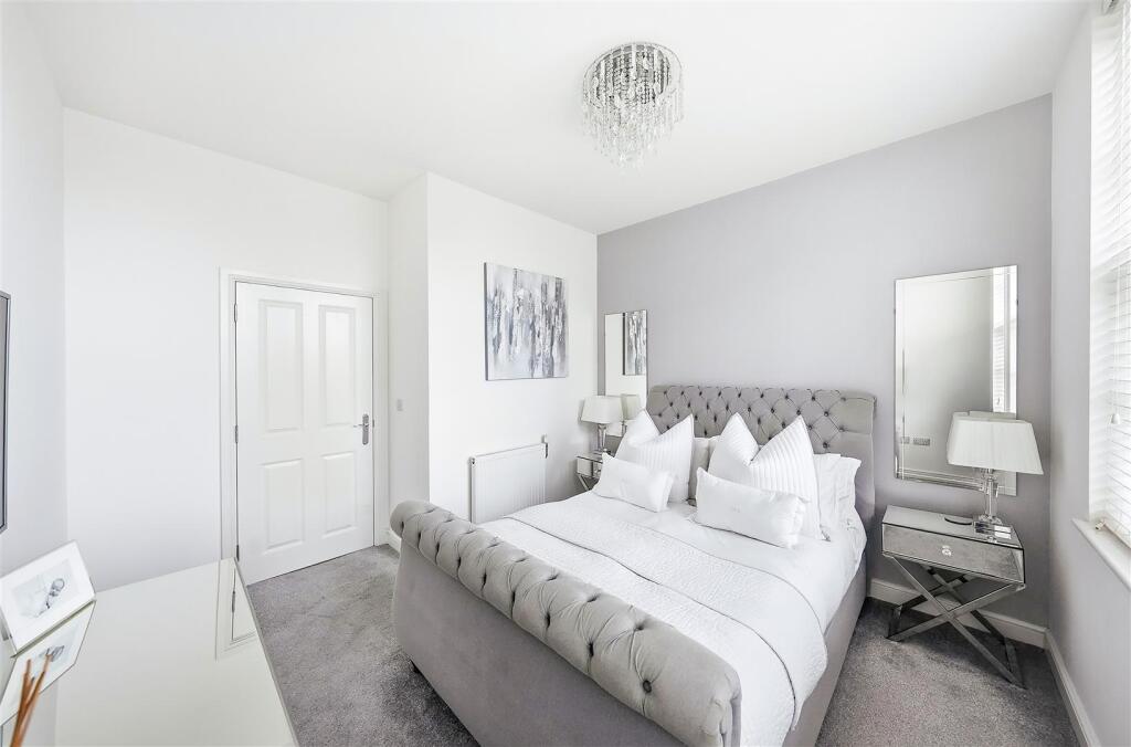 bedroom lights off 2.jpg