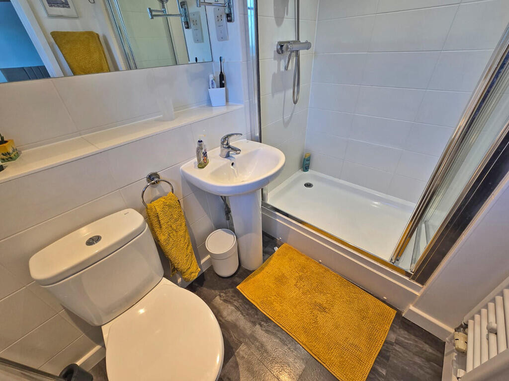 Master en-suite (...