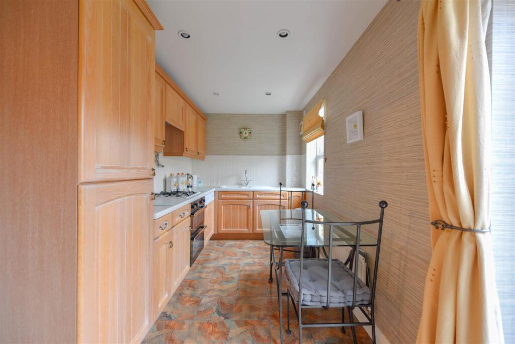 KITCHEN/BREAKFAST