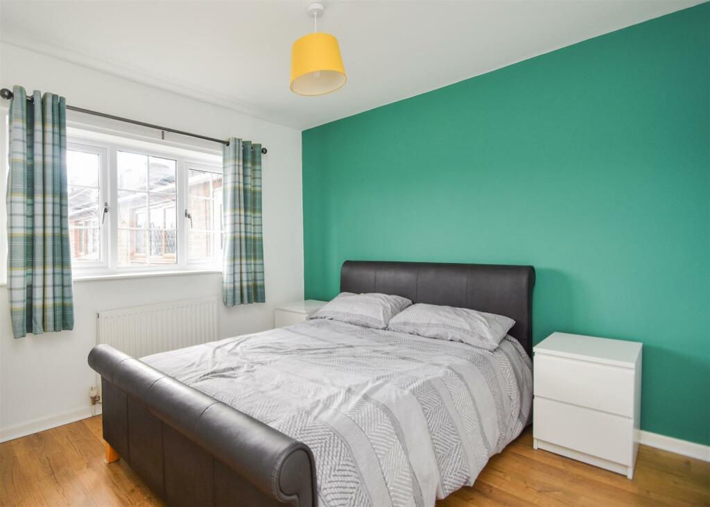 37 The Longlands - Bed 1.jpg