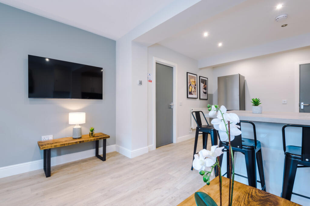 10 Holcombe, Living Room 4