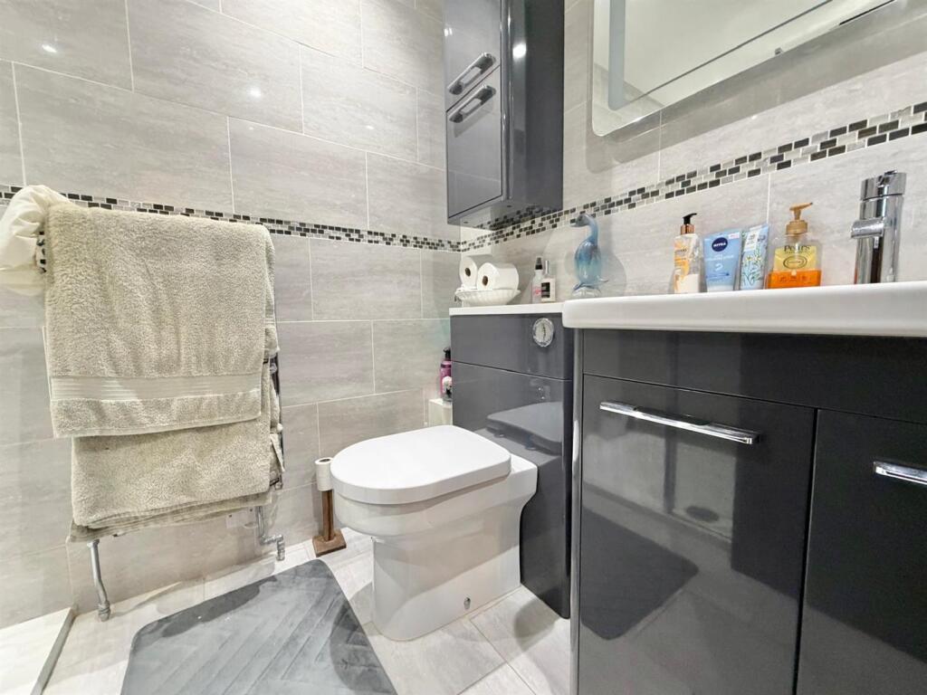 Main House - Bedroom One Ensuite