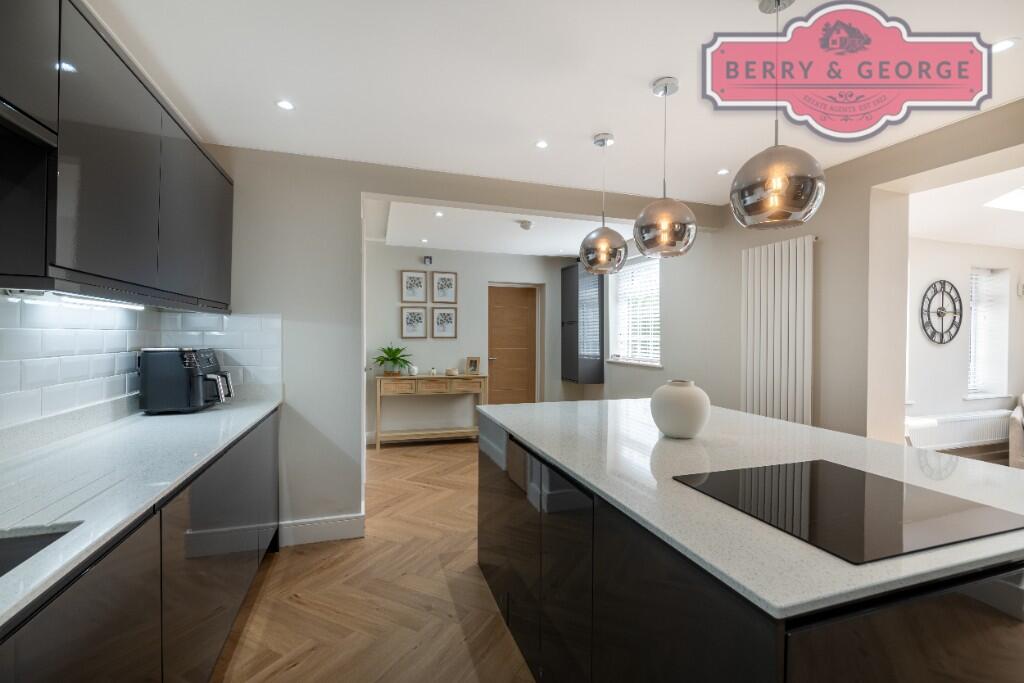 KITCHEN / BREAKFAST