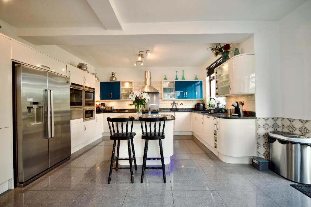 Kitchen/Breakfast Bar Area