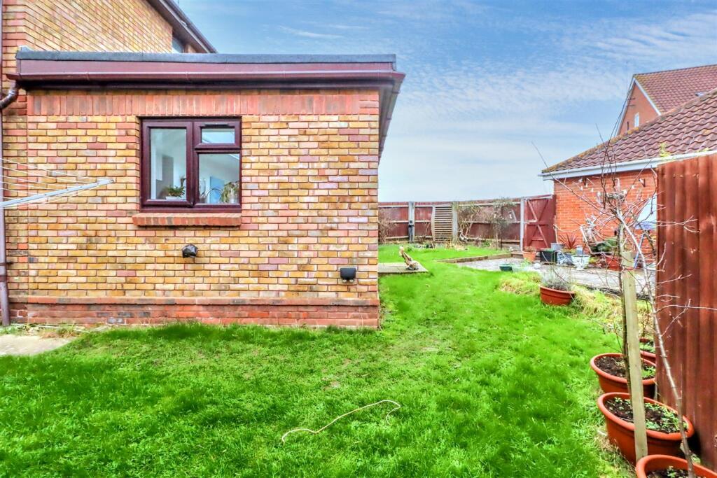 38 MERSEA CRES OUTSIDE.jpg