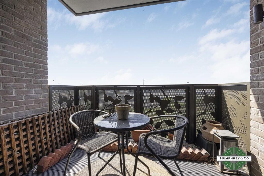 Flat 17 Dunedin Road 142 Siskin Apartments -006.JP