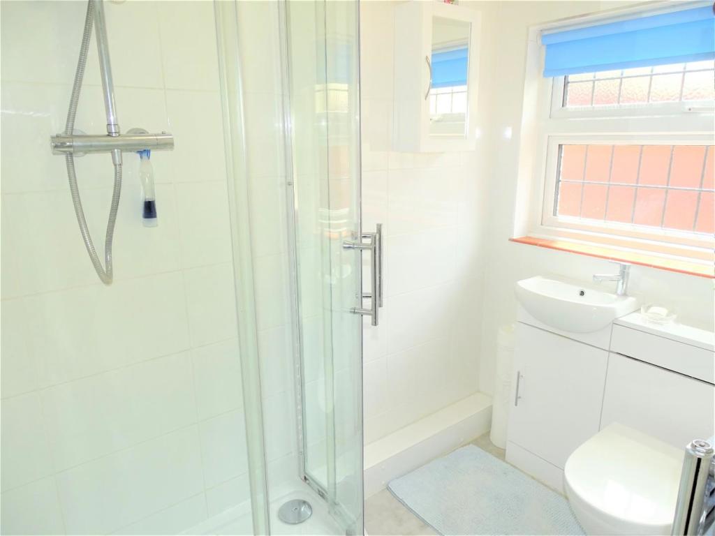GROUND FLOOR SHOWER ROOM