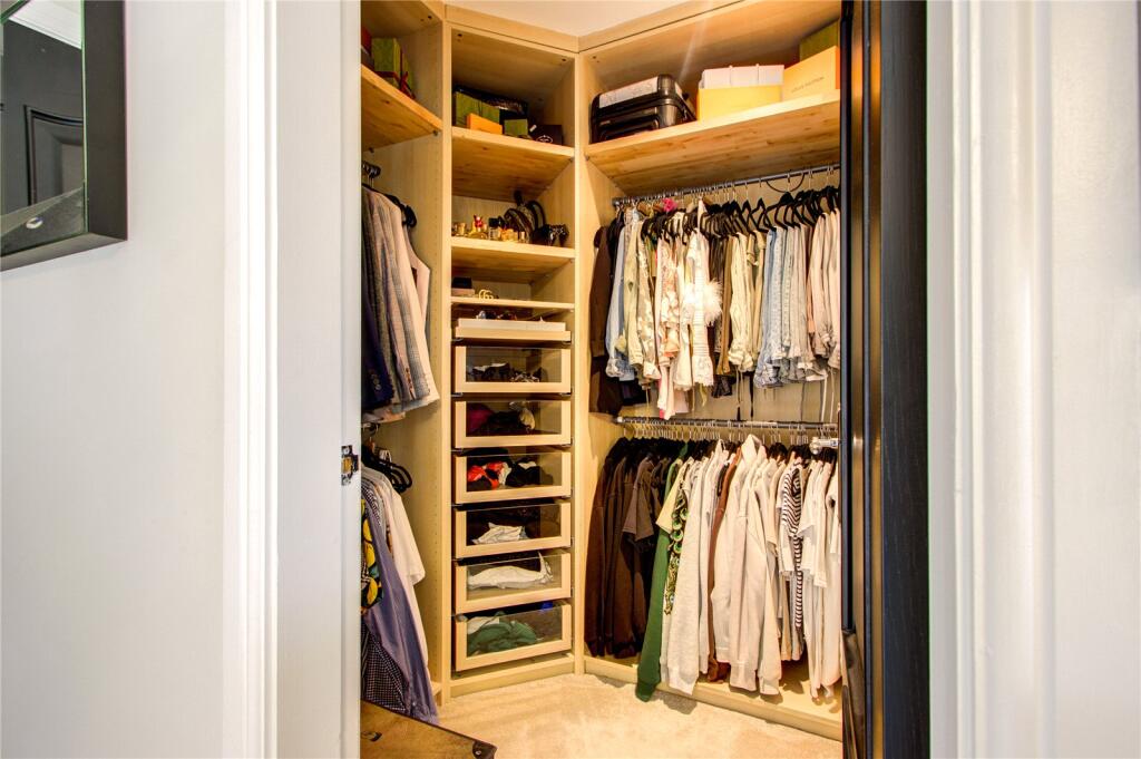 Walk-In-Wardrobe