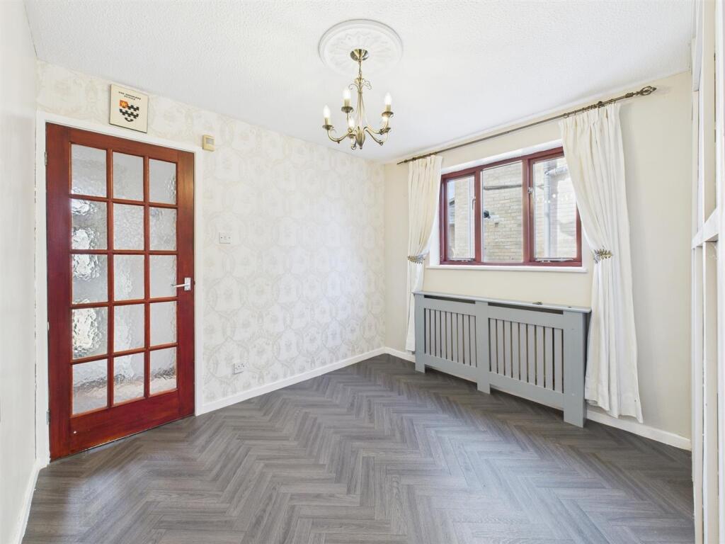 Dining room: