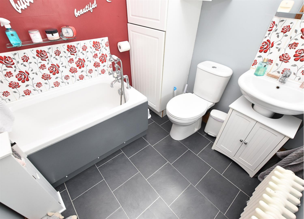 EN SUITE BATHROOM