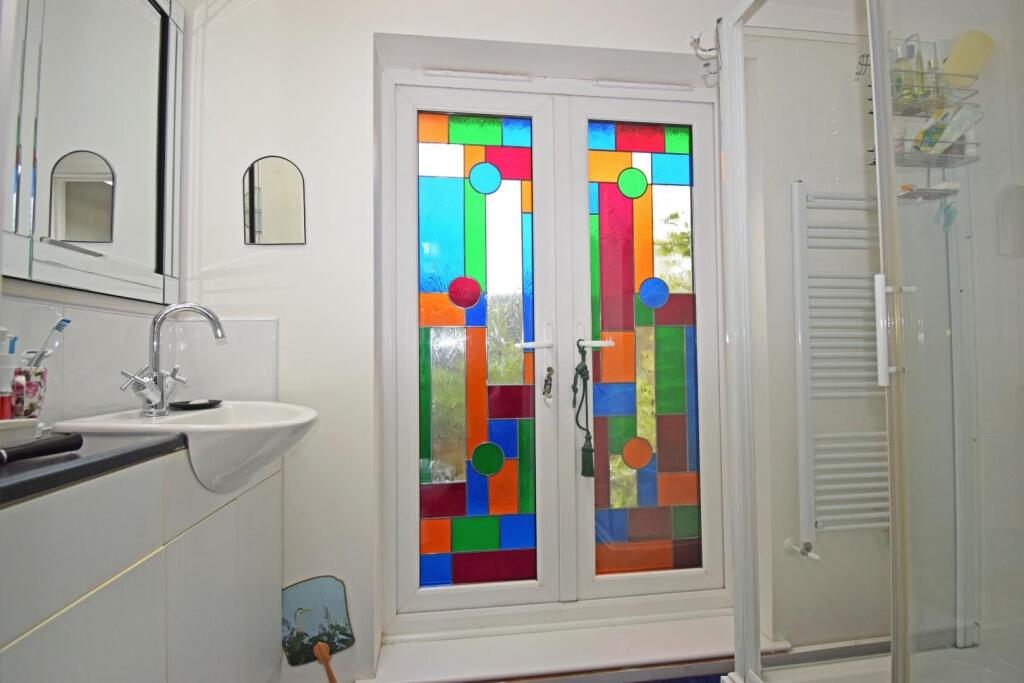 29 Old Station Road, bed 1 en suite.jpg
