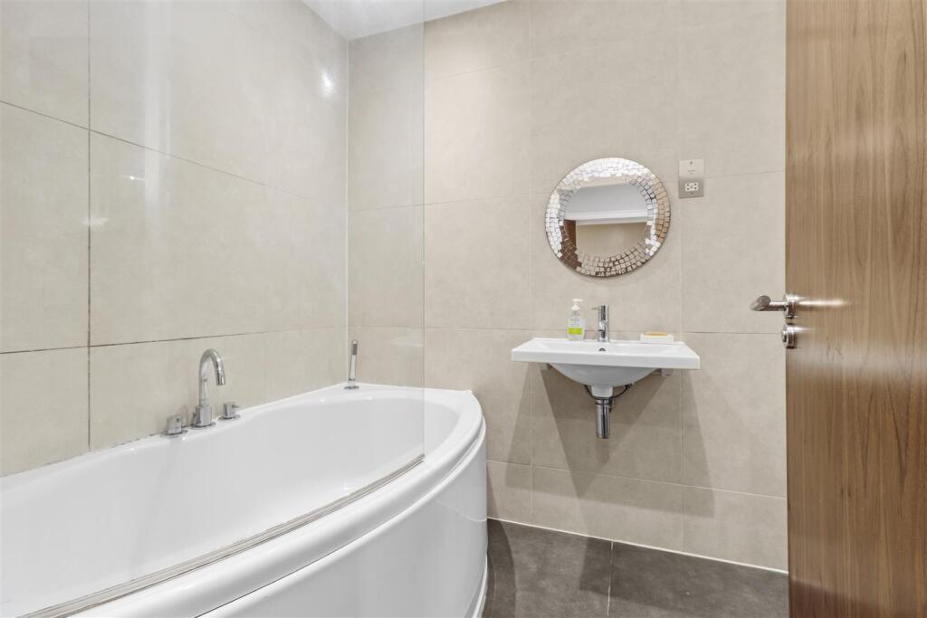 ensuite #3.jpg