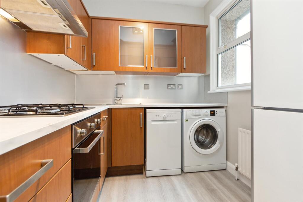 Flat 2 3 Garratt Terrace SW17 kitchen.jpg