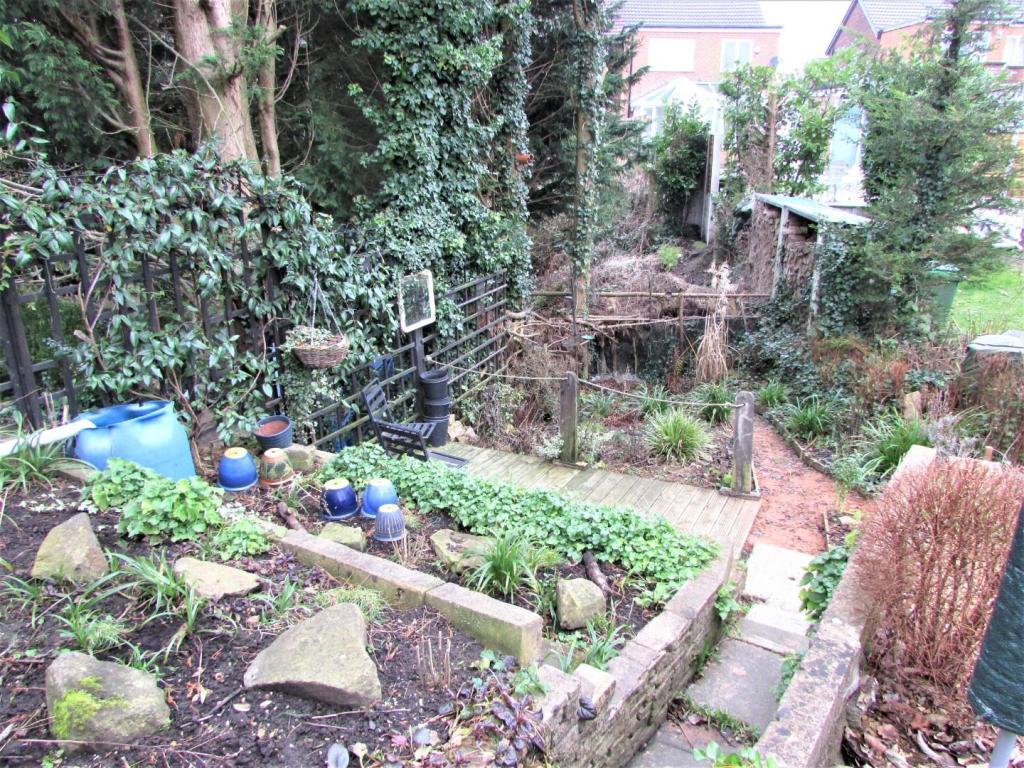 ThornAve12gdn3.JPG