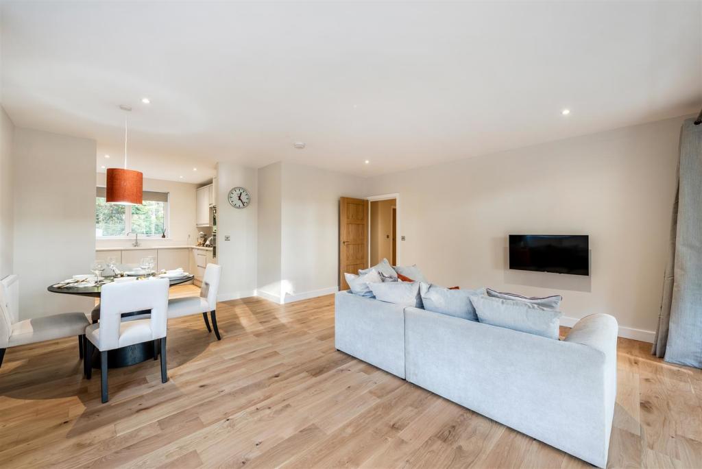 Tekels Park Show Flat PH5.jpg