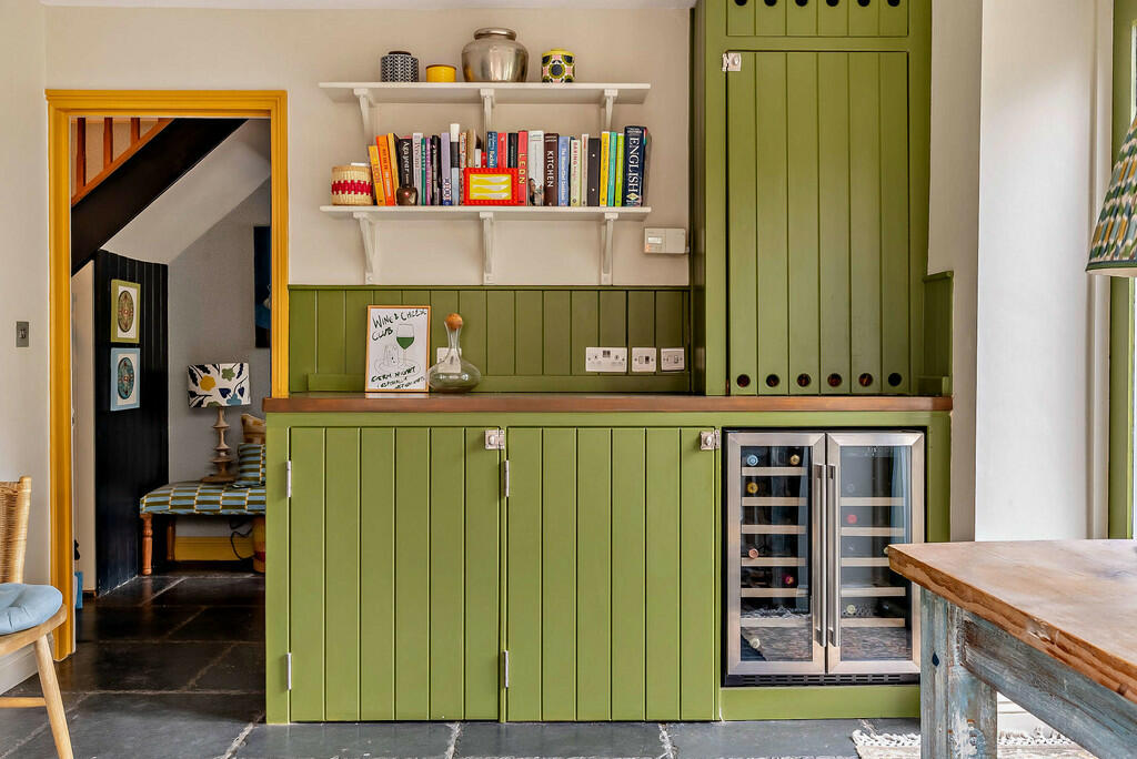 8631171-interior1...