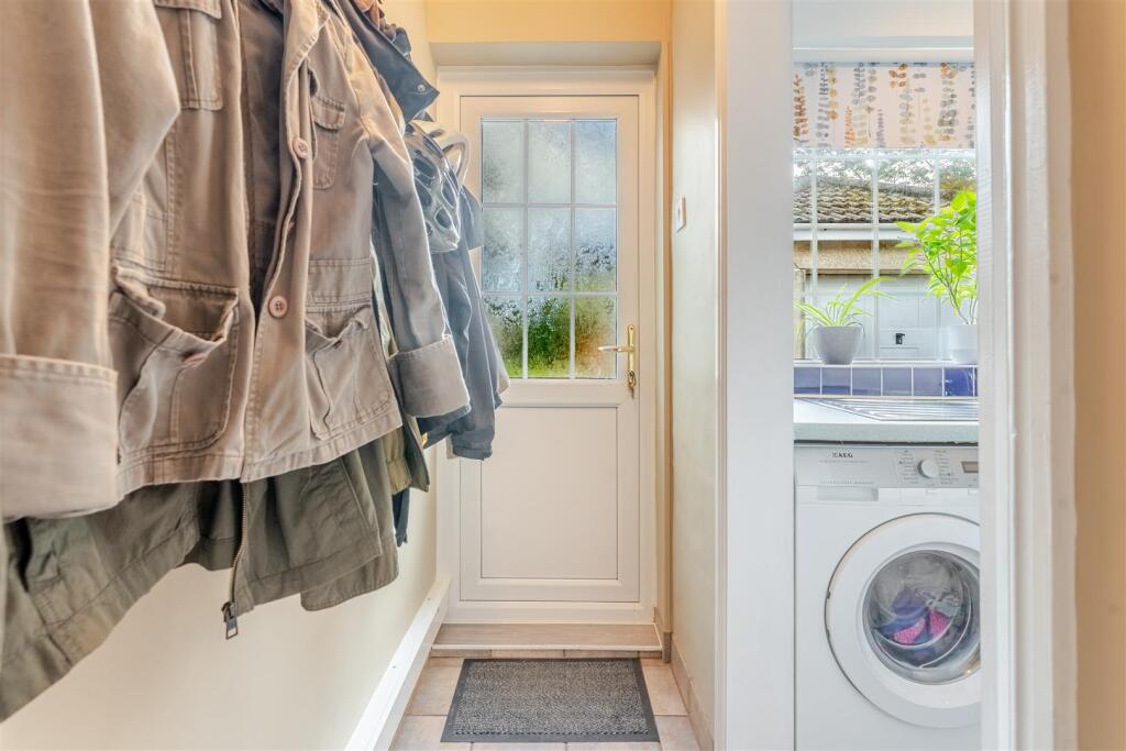 28 Bishops Road, BS49 4NG 24.jpg
