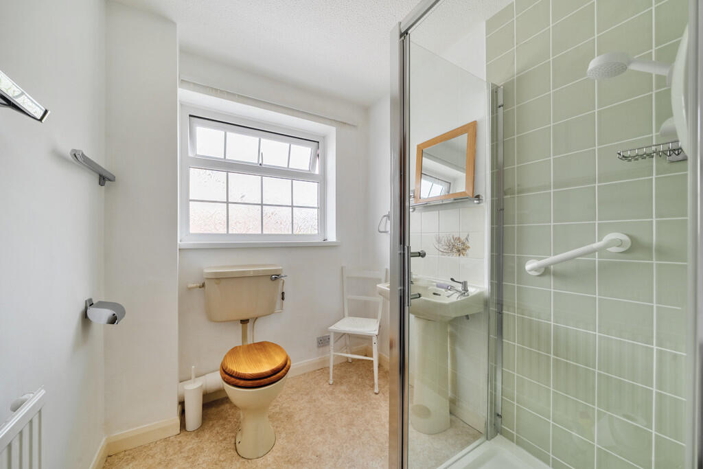 1302893-4-683f2db...