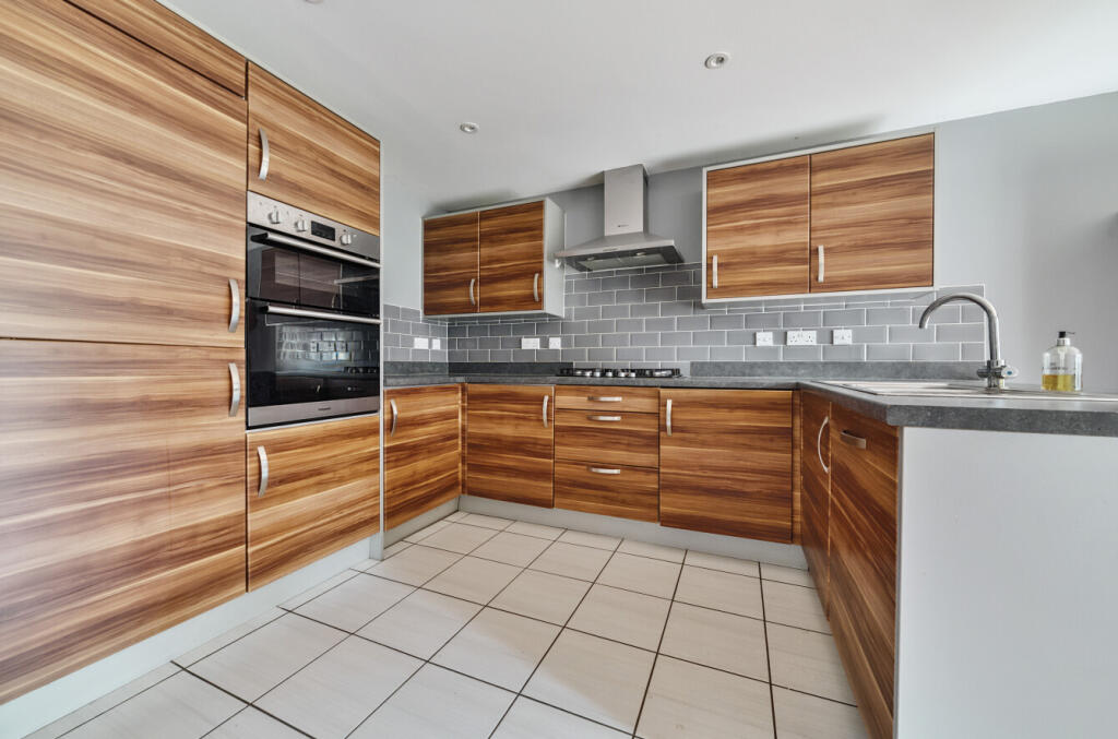 1299275-4-6853daa...