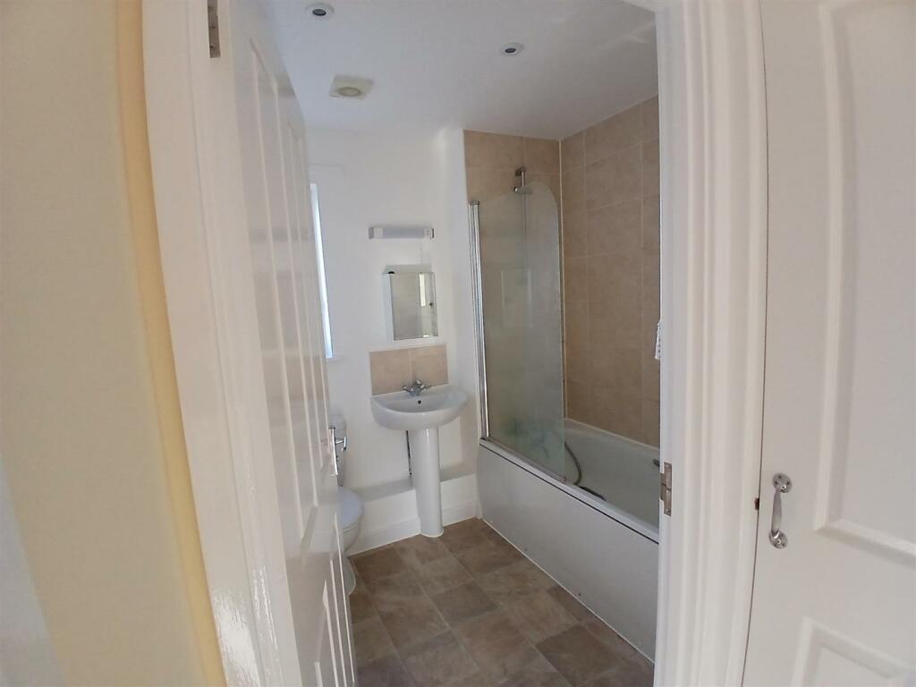 Bathroom 3.jpg