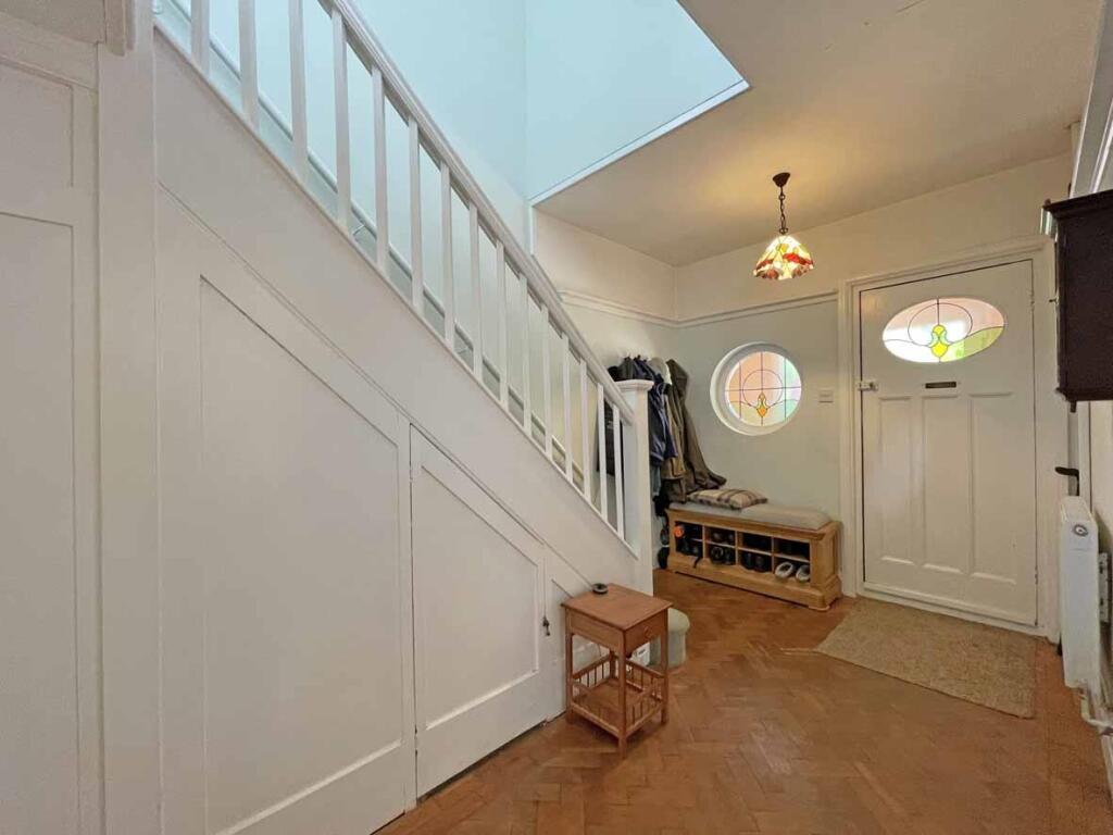 Central Park Avenue 11 - Entrance Hall...jpg