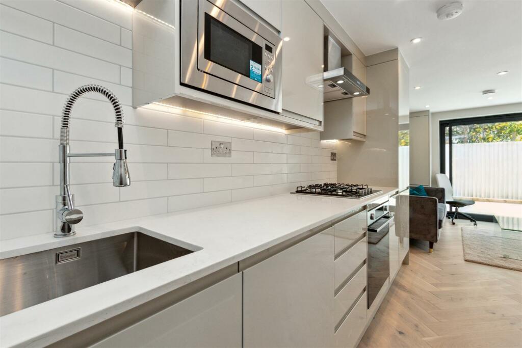 Flat 1 20 Coverton Road Kitchen 2.jpg