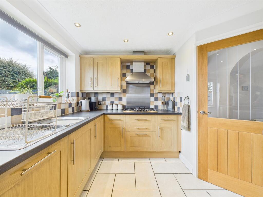 Good Sized Fitted Kitchen