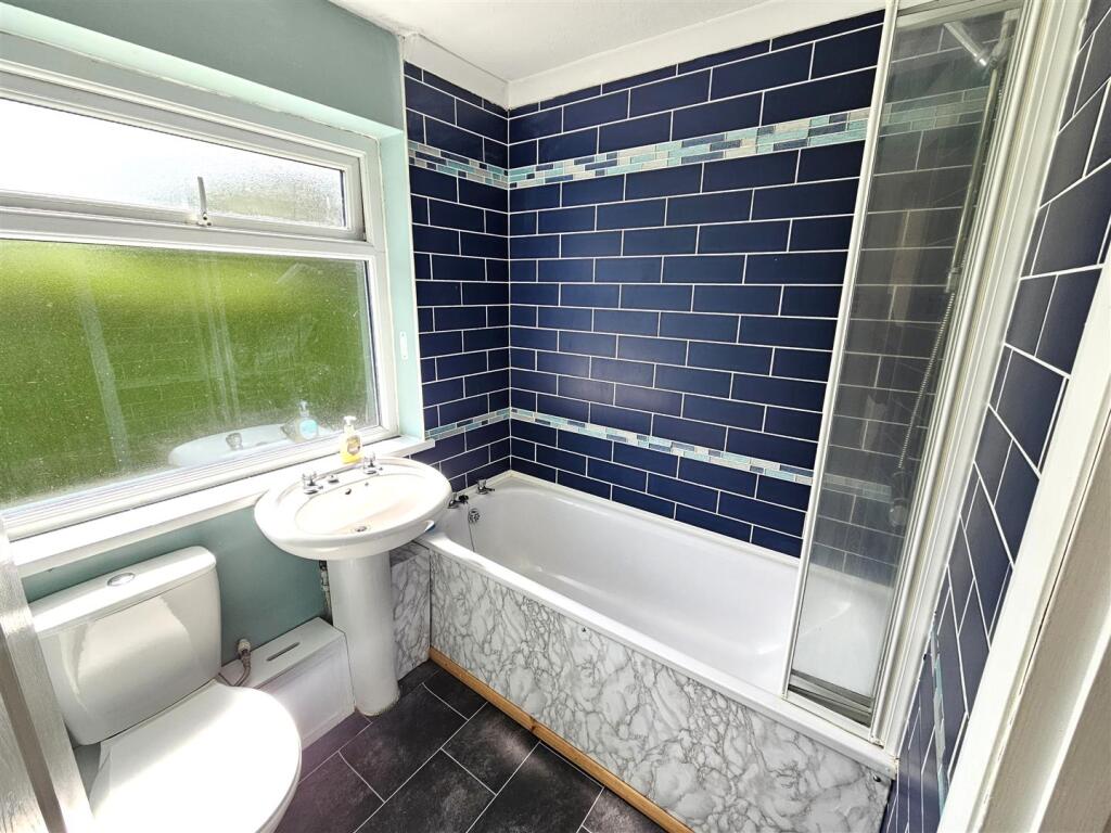 Main Bathroom.jpg