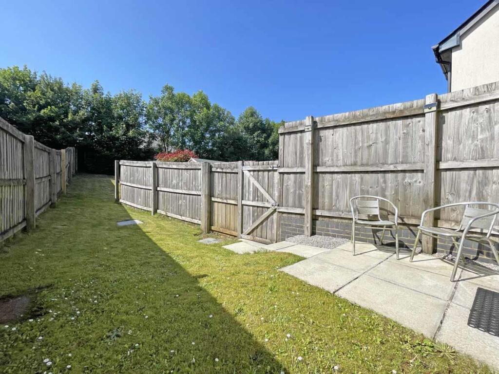 Cobham Close 49 - Garden 2.jpg