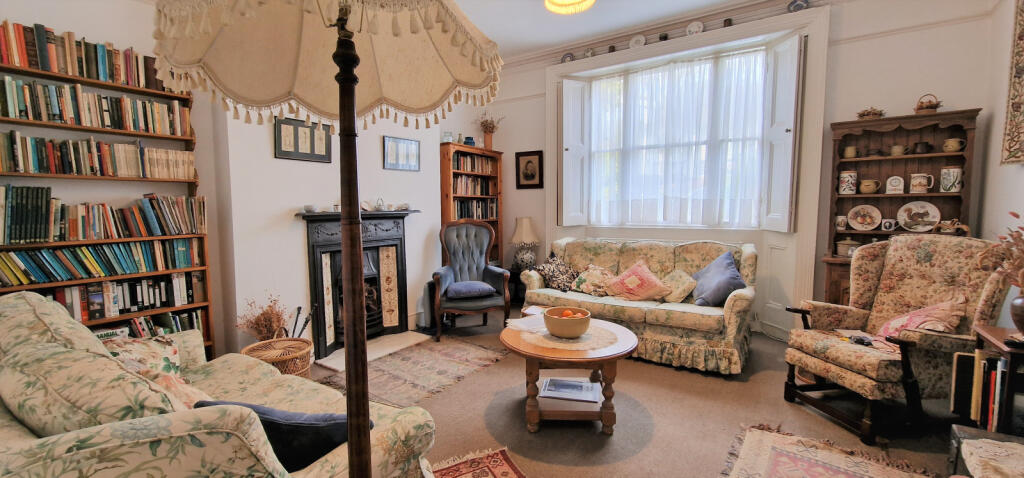 LOUNGE (FRONT)