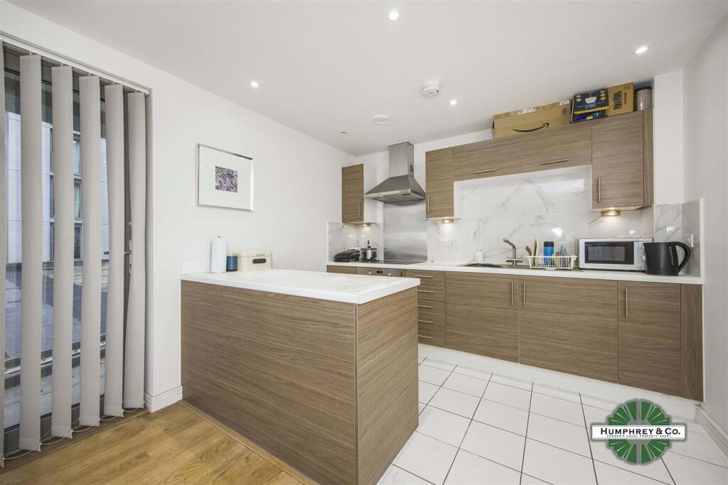 Flat 7  Merlin Heights  Waterside Way -007.JPG